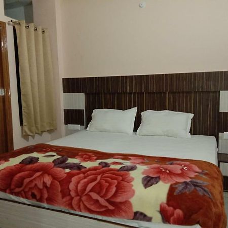 Adb Rooms Hotel De Pal Varanasi Esterno foto