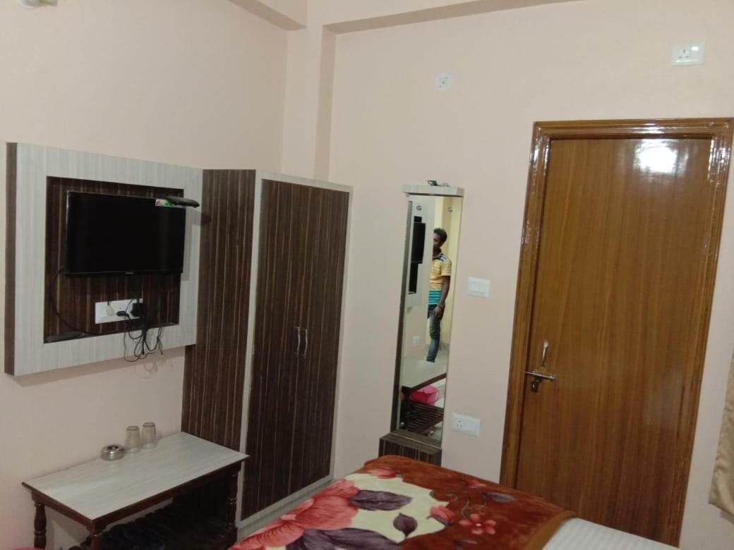 Adb Rooms Hotel De Pal Varanasi Esterno foto