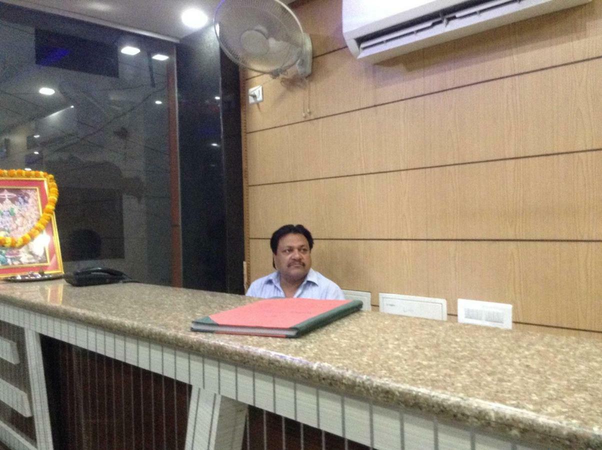 Adb Rooms Hotel De Pal Varanasi Esterno foto