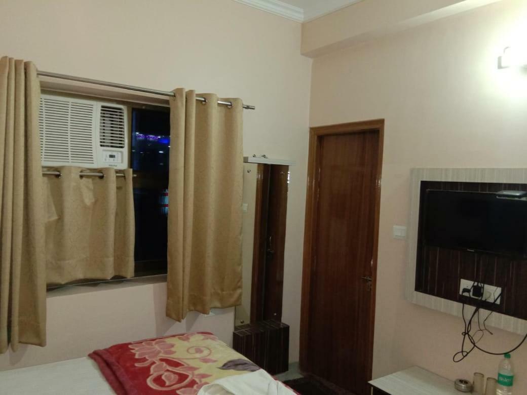Adb Rooms Hotel De Pal Varanasi Esterno foto